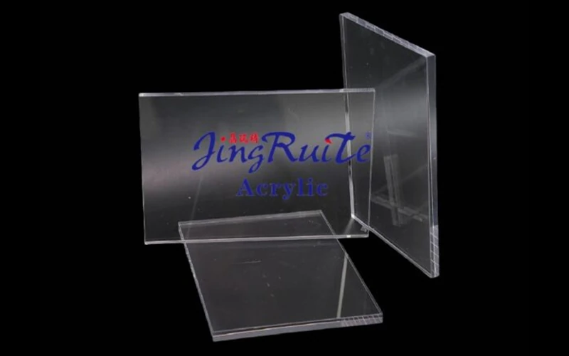 Panneau acrylique transmettant les UV vs panneau acrylique standard Bannière de comparaison des performances en matière de transmission des UV