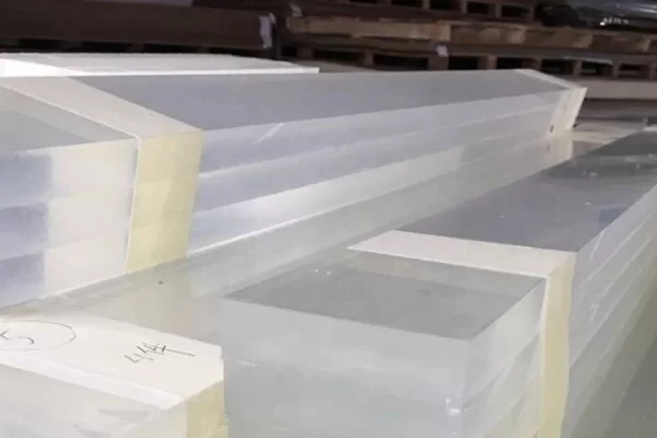 Como escolher placas de acrílico resistentes a impactos para máxima segurança e durabilidade?